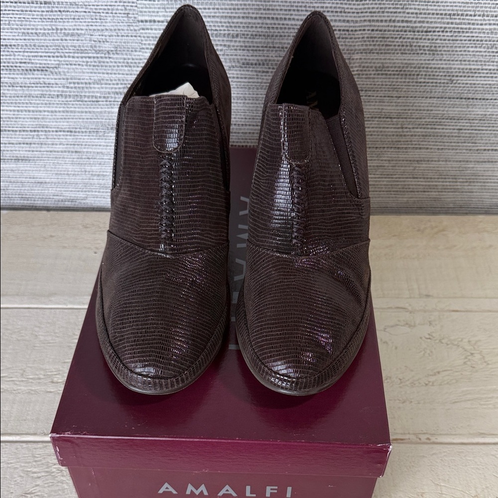 NWT Amalfi Women's Dark Brown Ankle Booties w Box